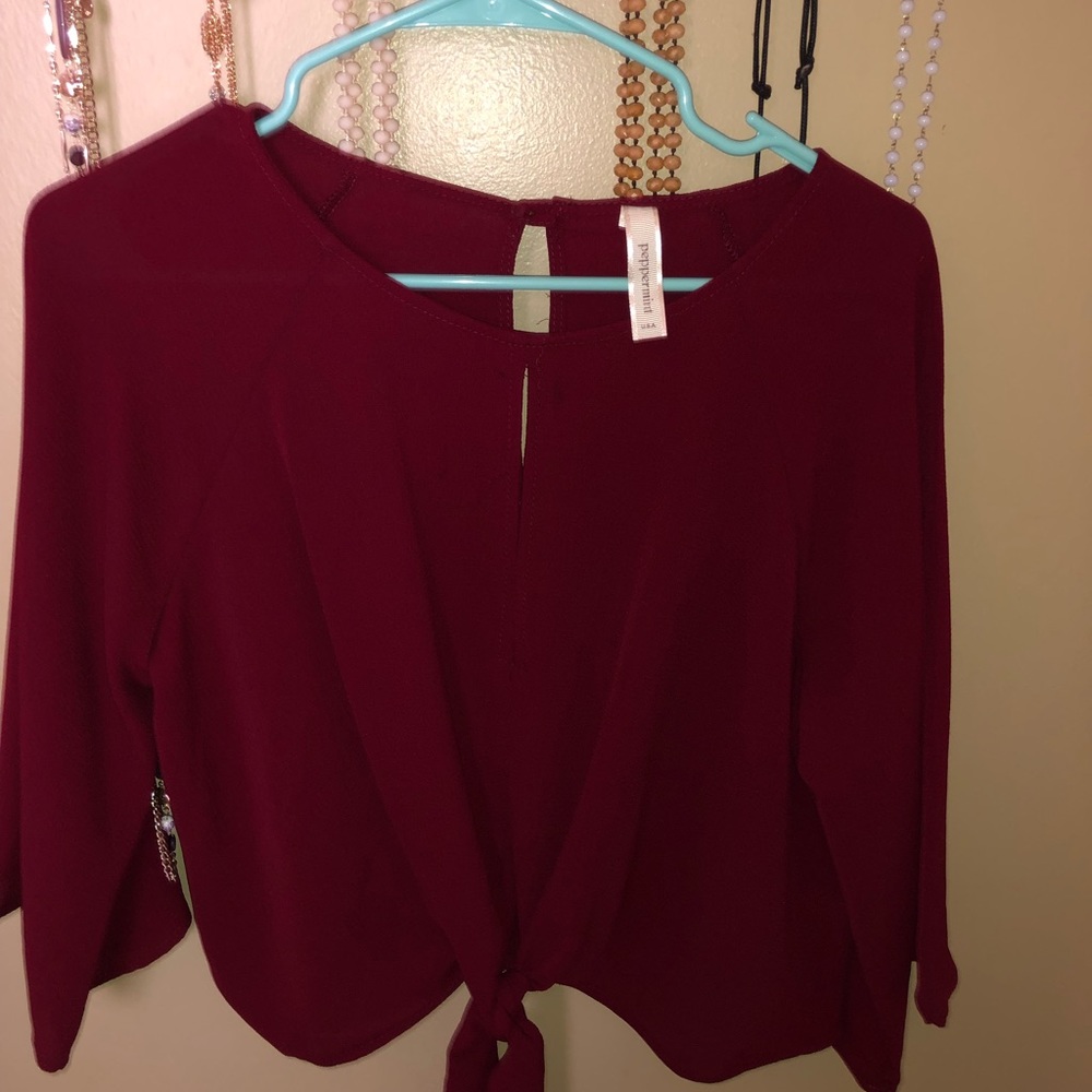 Really cute maroon dressy top!👠